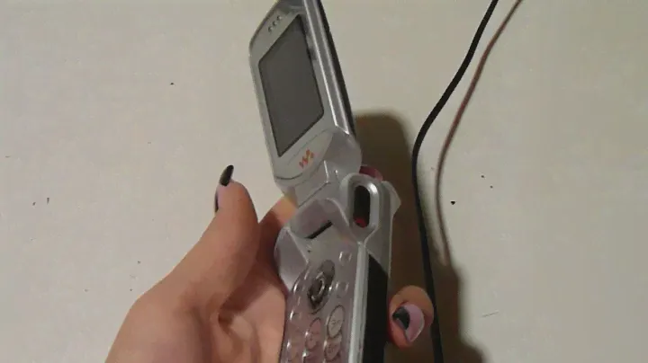 Мобильный телефон-раскладушка Sony-Ericsson, зарядное. Лот 02864М